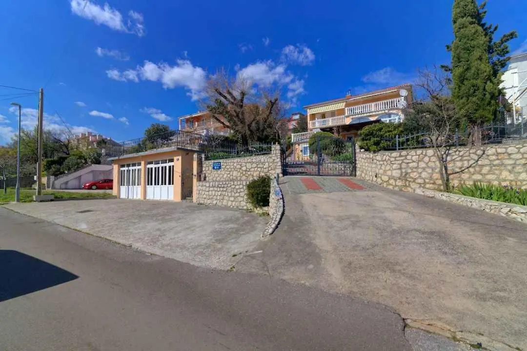 Apartment In Novi Vinodolski 53746