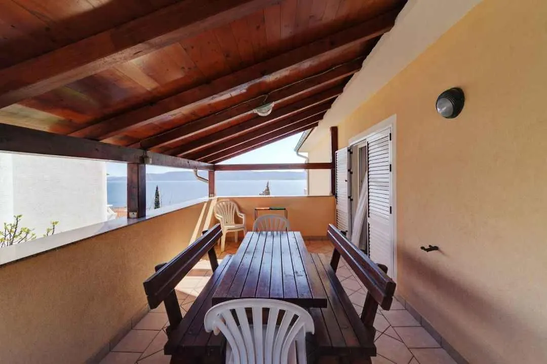 Apartment In Novi Vinodolski 53746
