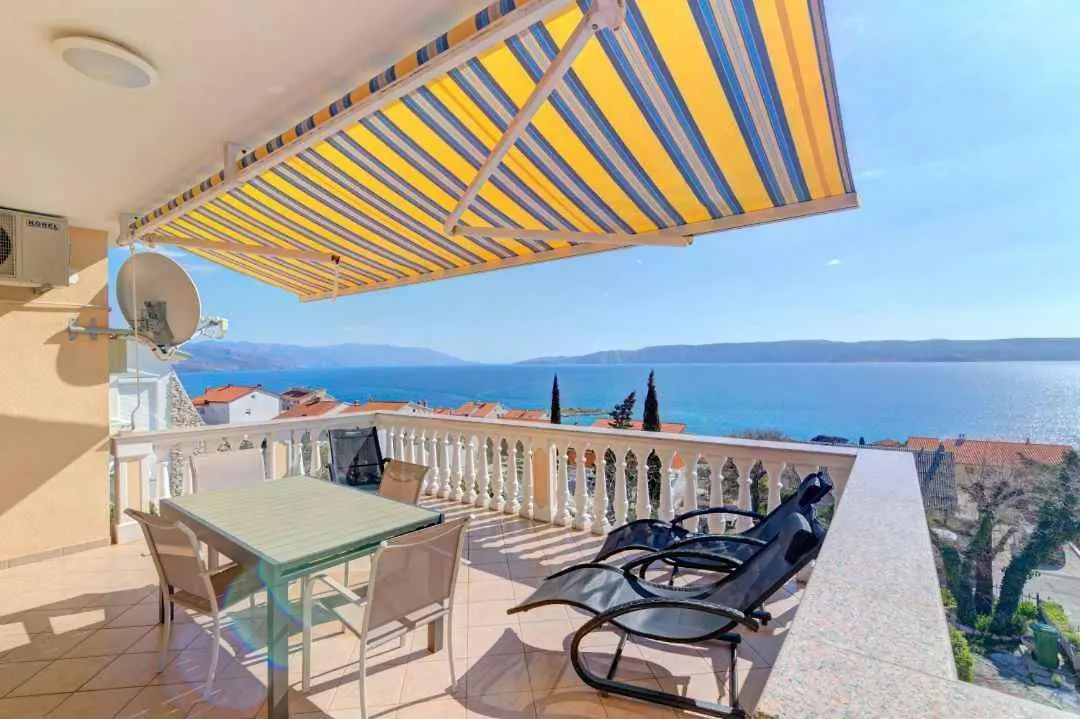 Apartment In Novi Vinodolski 53746