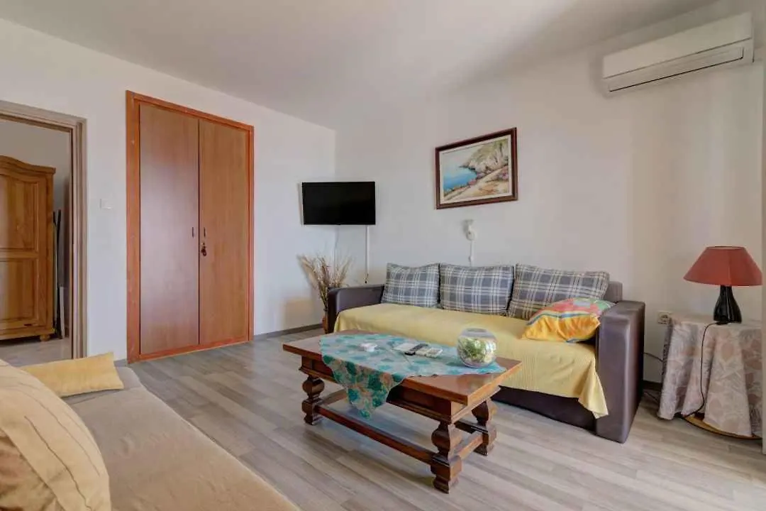 Apartment In Novi Vinodolski 53746