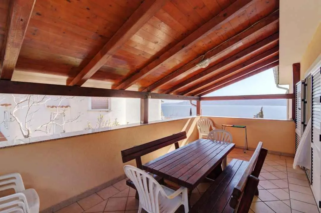 Apartment In Novi Vinodolski 53746