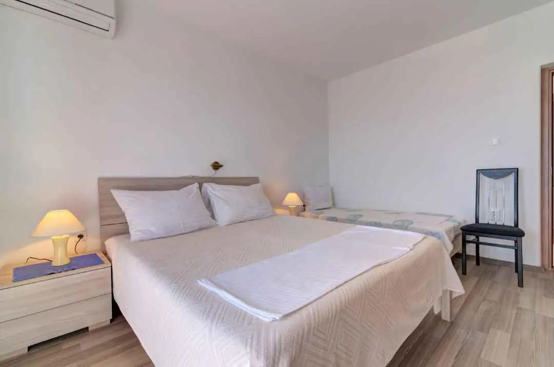Apartment In Novi Vinodolski 53746